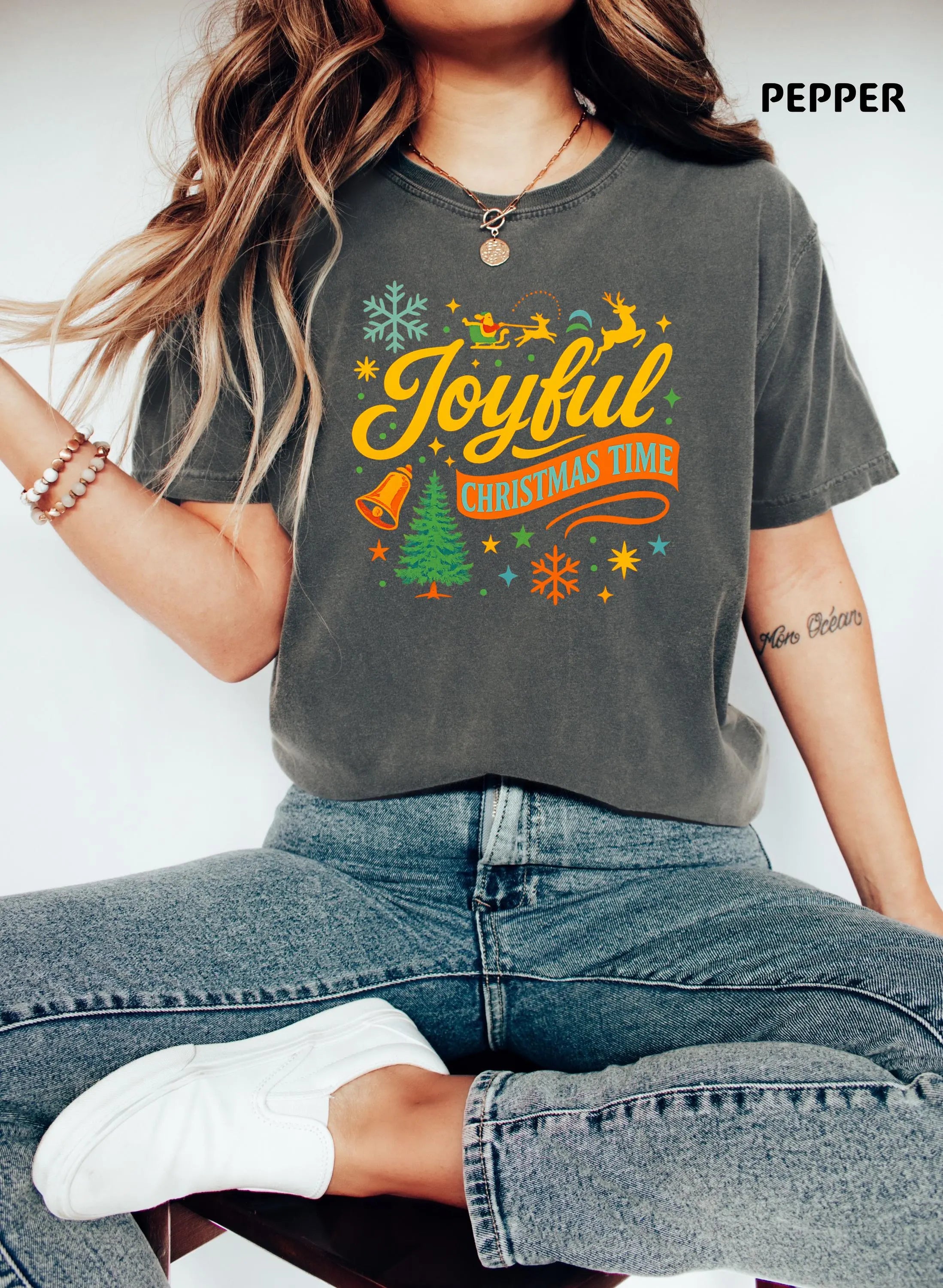 Pepper: Woman wearing a pepper grey vintage Joyful Christmas Time t shirt with retro holiday graphic and reindeer